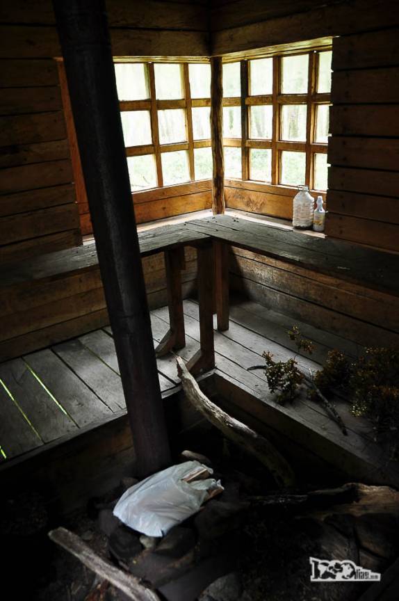 Interior do refúgio Puesto Rivera, com direito até a chaminé para fazzer uma fogueira, na trilha para o glaciar do rio Mosco, região de Villa O'Higgins, no sul do Chile